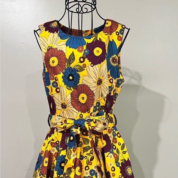 Yellow flowered women’s dress. Size Small. Stretchy. Has pockets. - Picture 1 of 4
